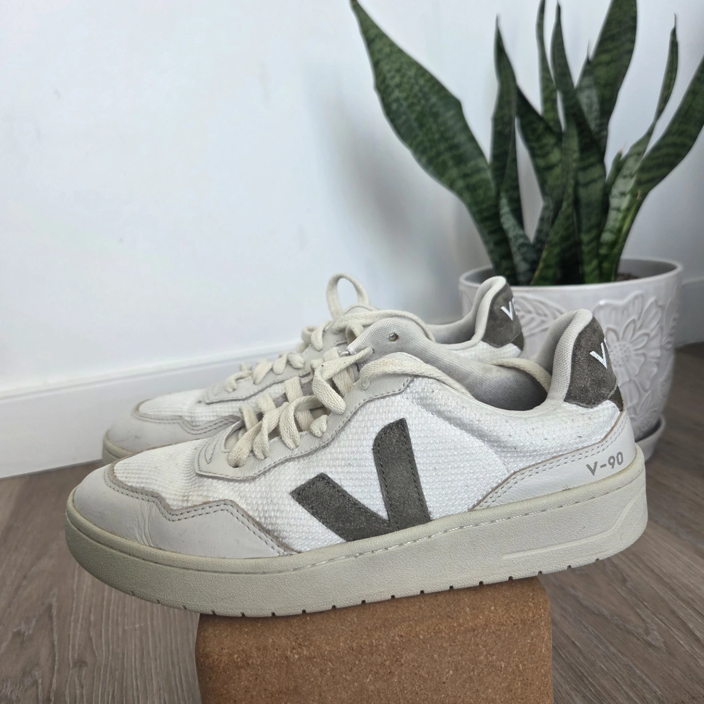 Veja V-90 Sneakers - photo 2