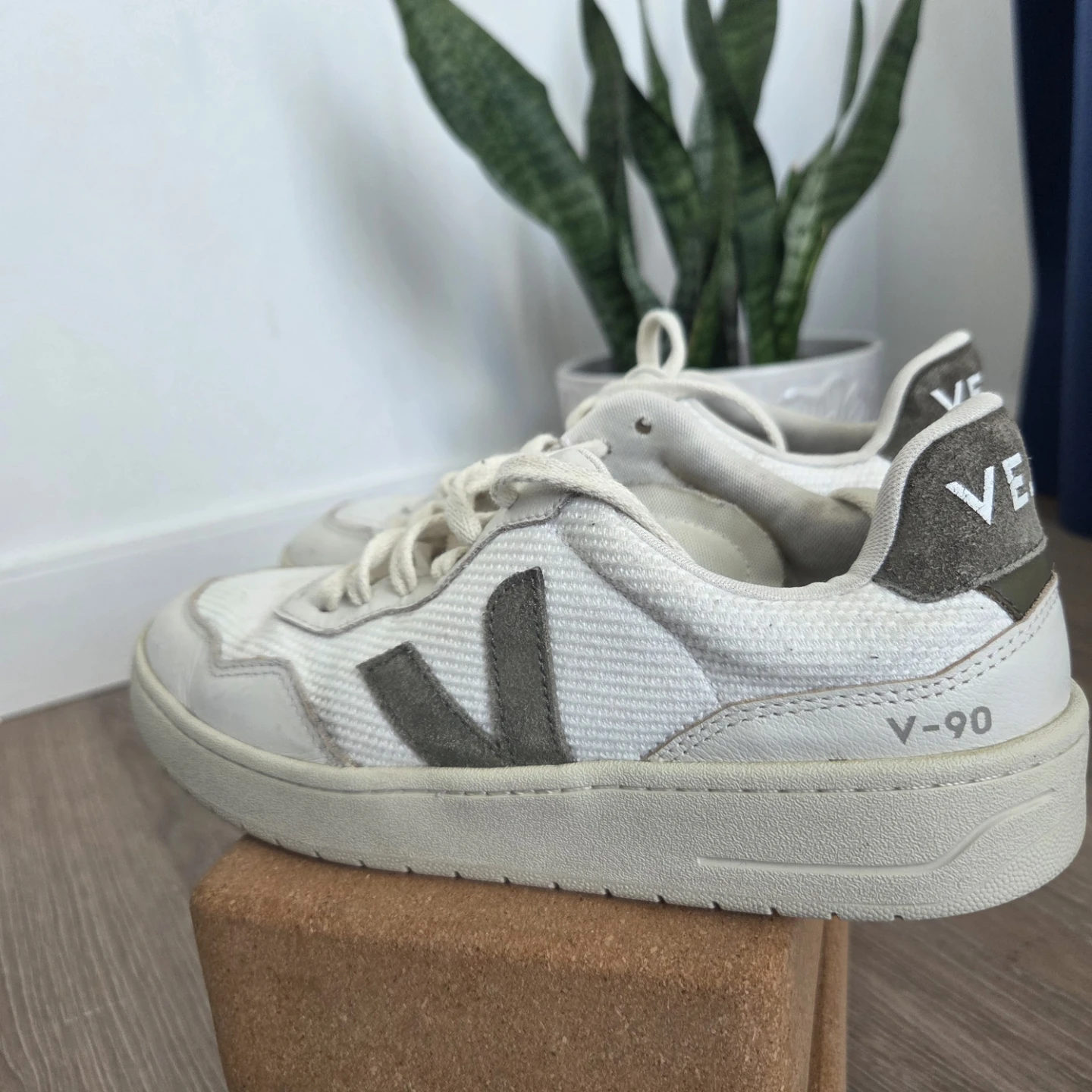 Veja V-90 Sneakers - photo 3