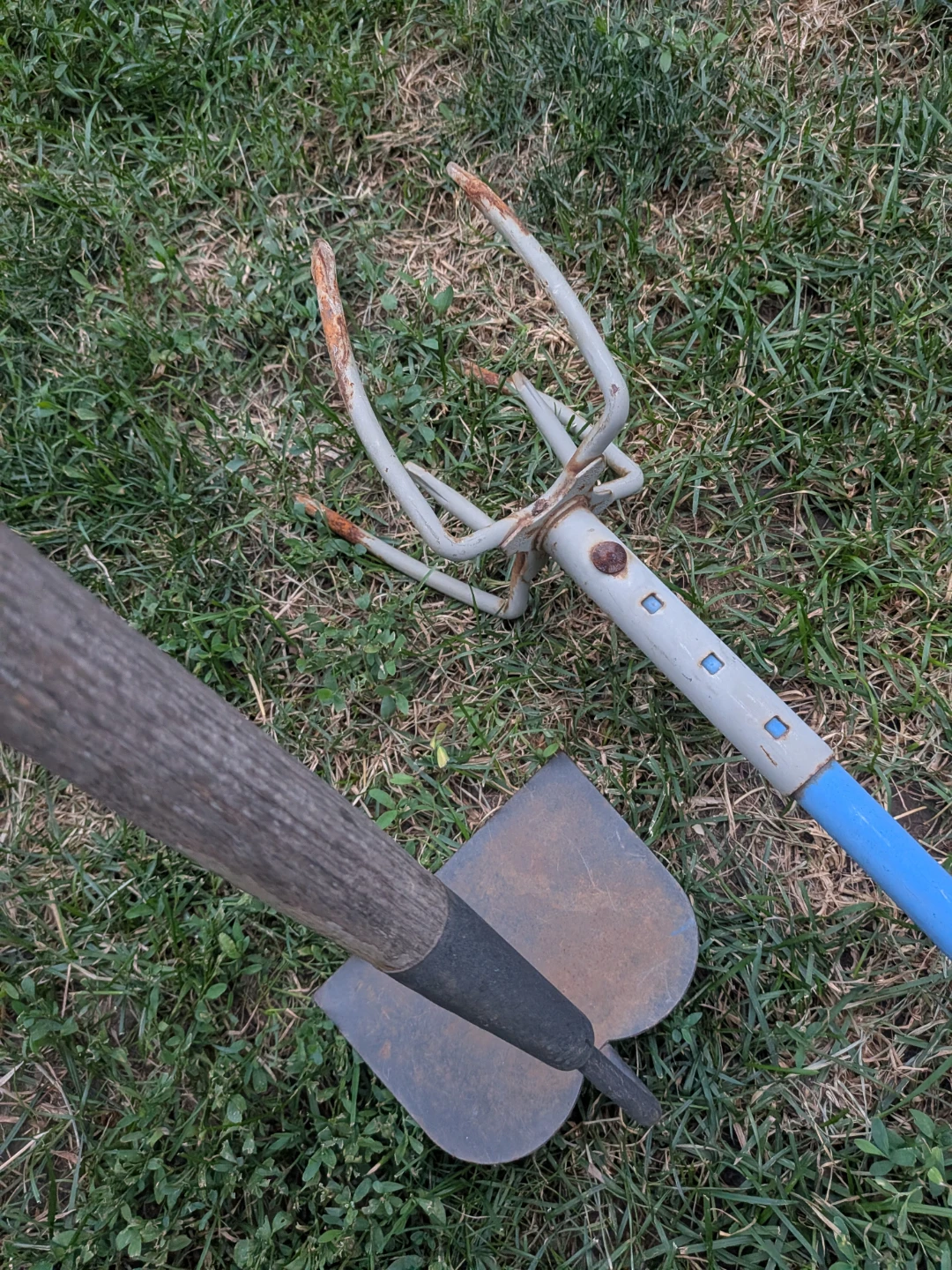 Yardworks Garden Hoe  and weed extractor for $10