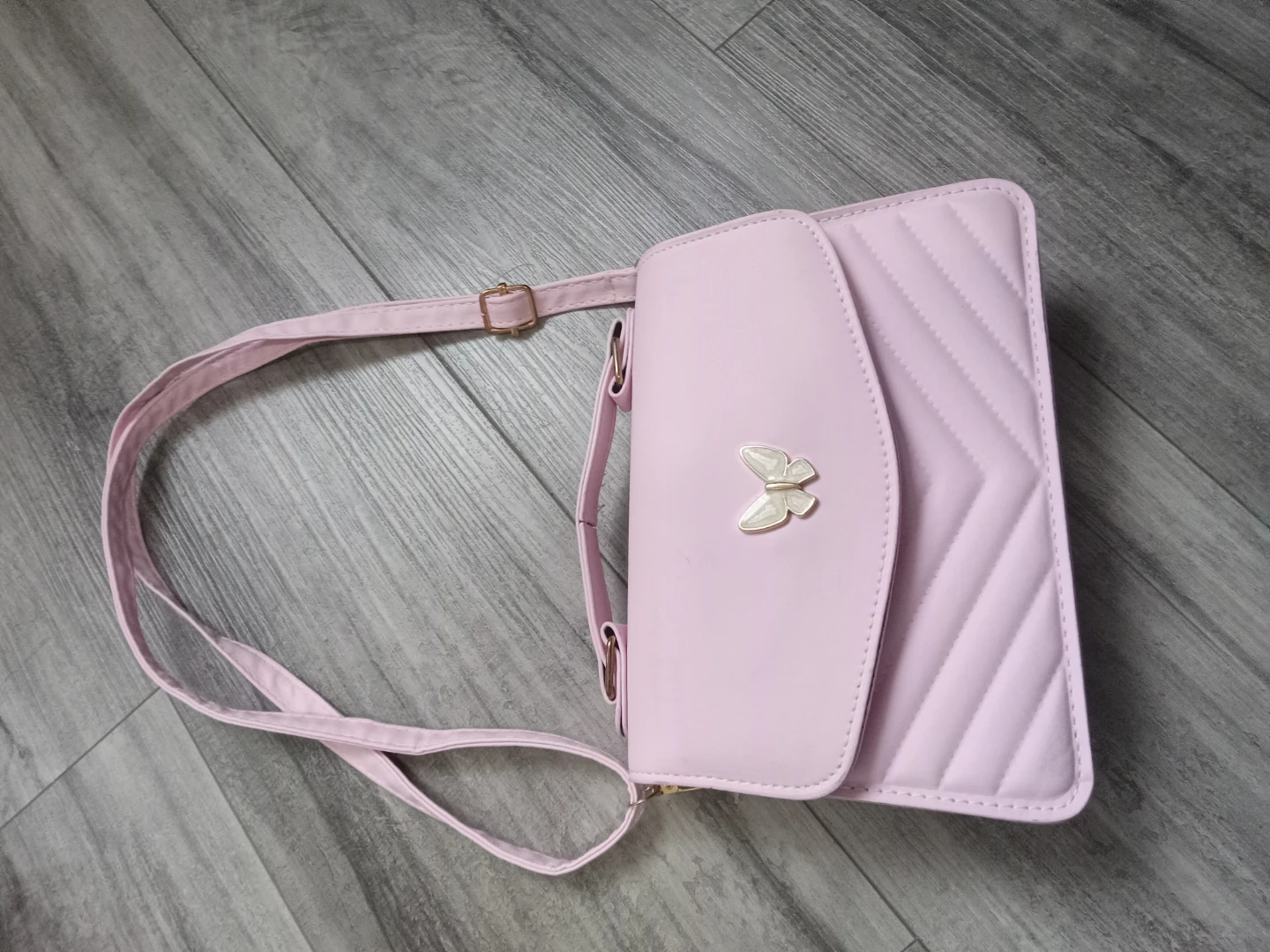 Pink purse with butterfly detail - photo 4