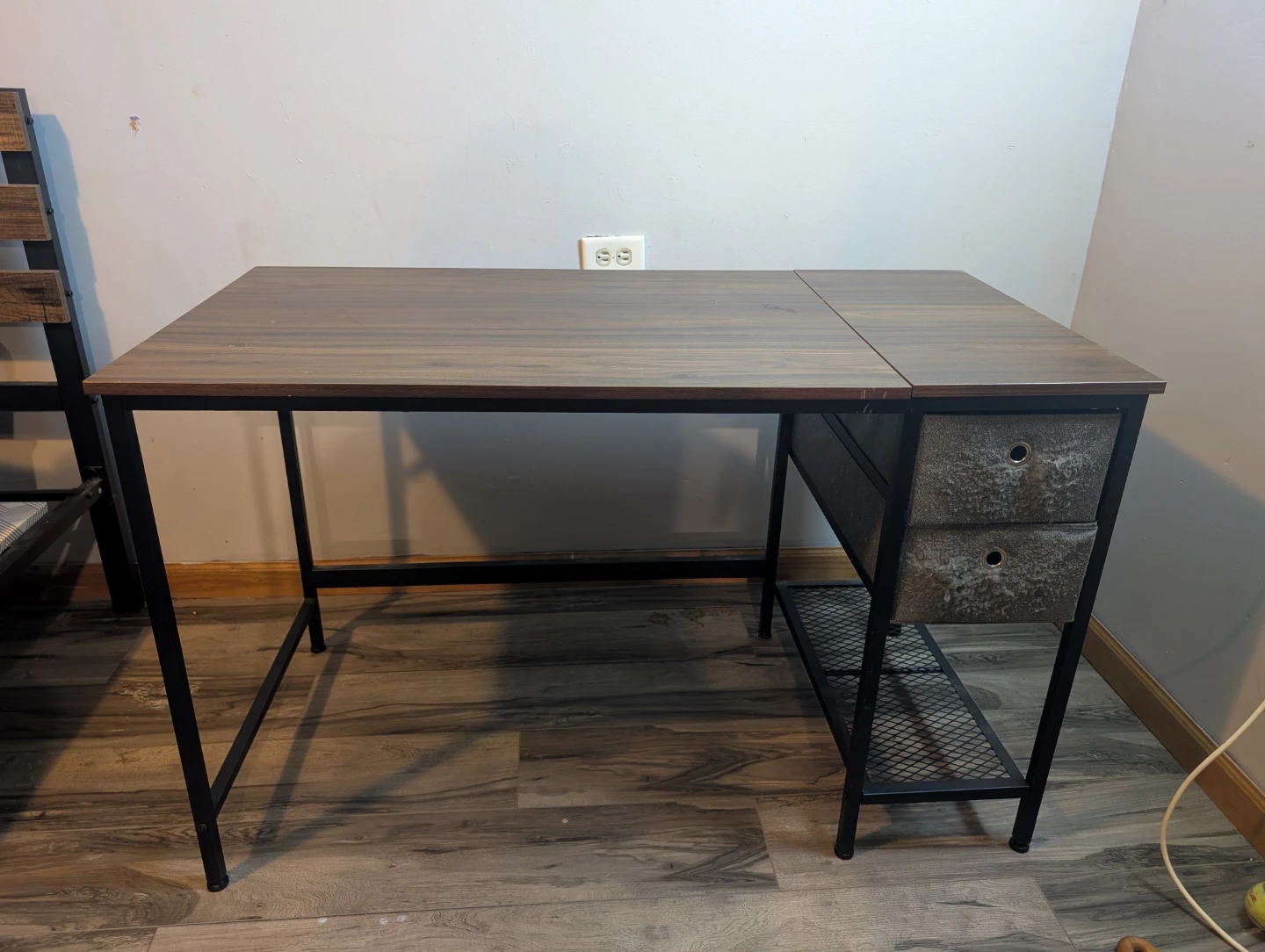 Desk - photo 2