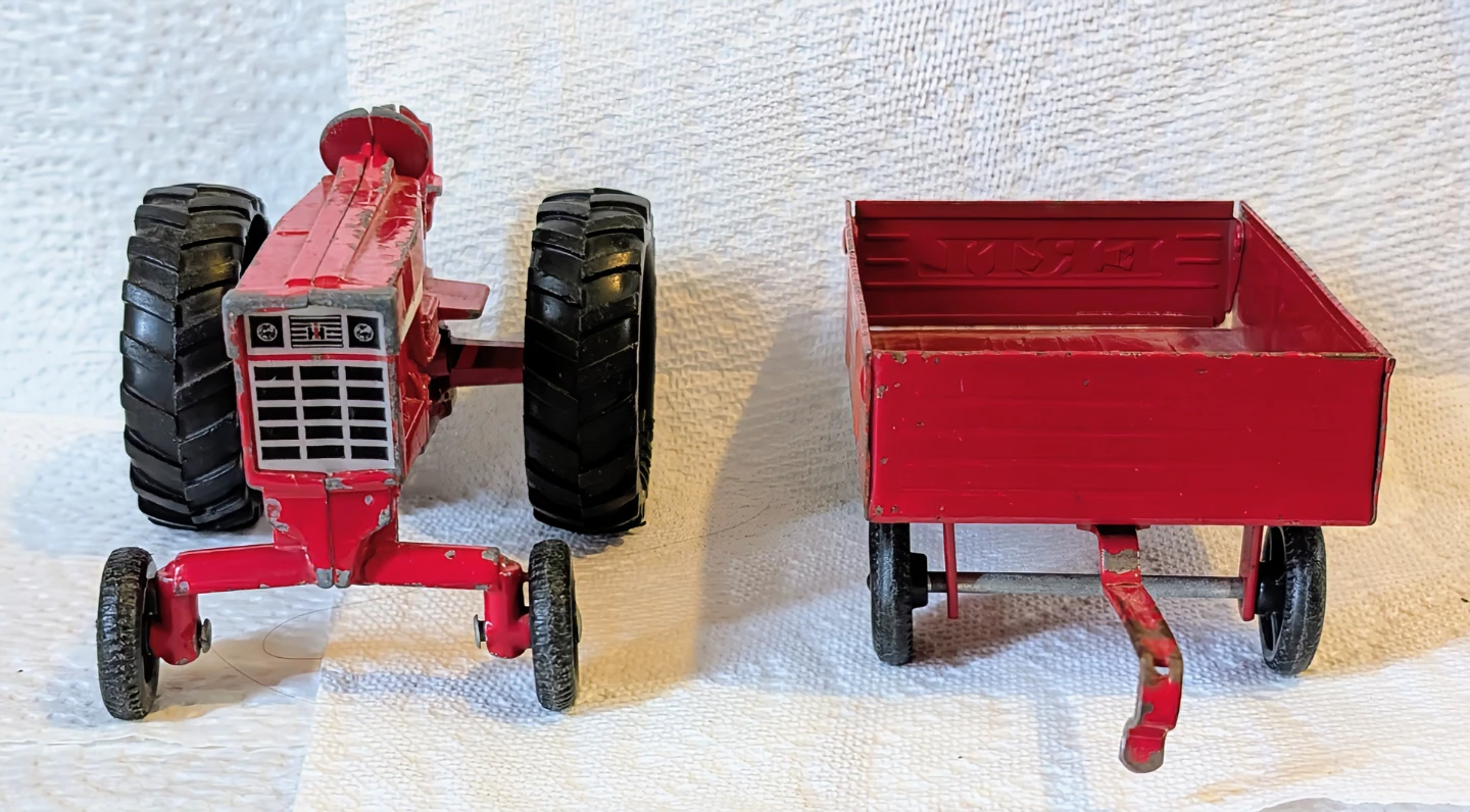 Vintage Ertl Red Tractor with Trailer Toy - 1/16 scale - photo 3