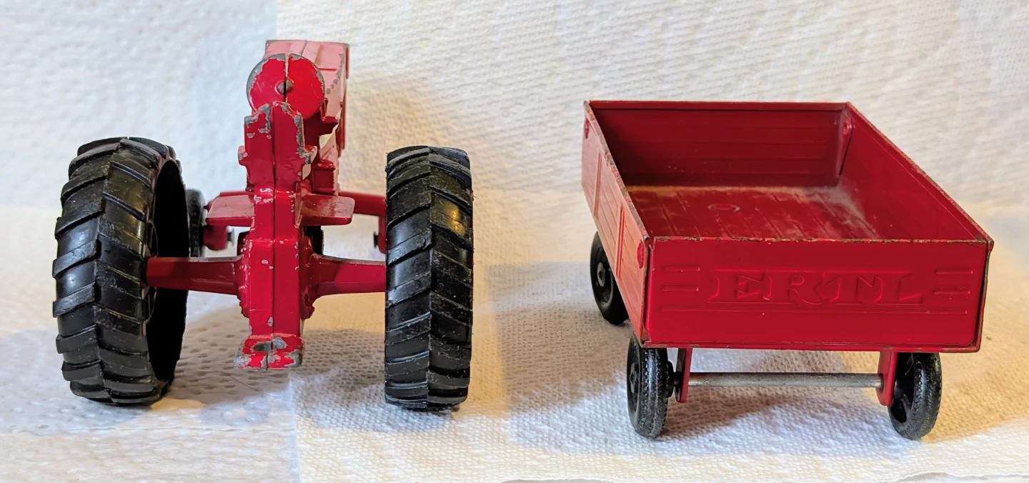 Vintage Ertl Red Tractor with Trailer Toy - 1/16 scale - photo 4