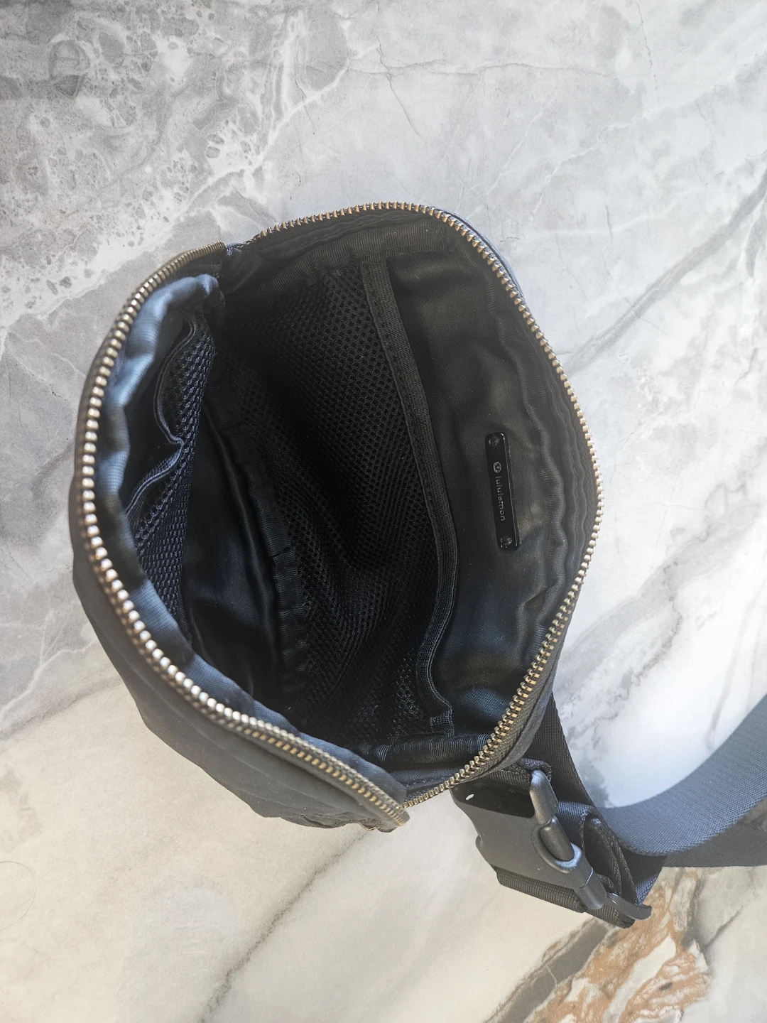 Lululemon Everywhere Belt Bag - Black ( 1 Litre ) - photo 3