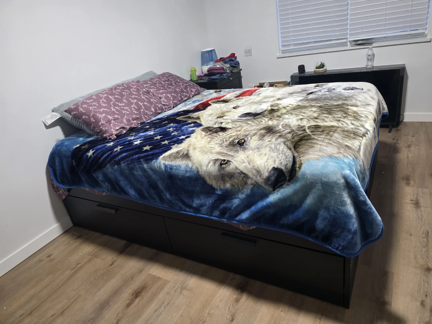 bed and nightstand / cama y mesita nochera