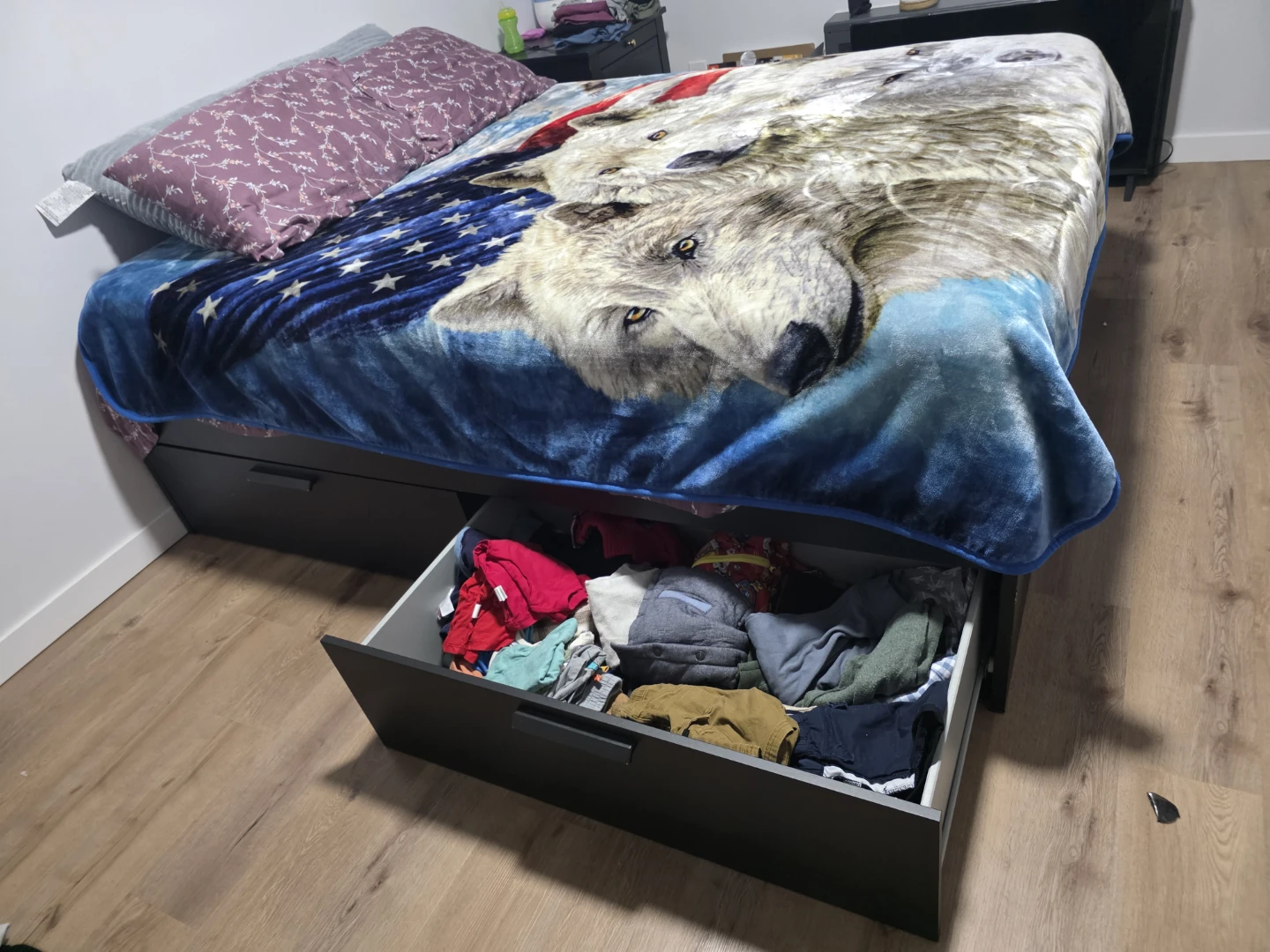 bed and nightstand / cama y mesita nochera - photo 2