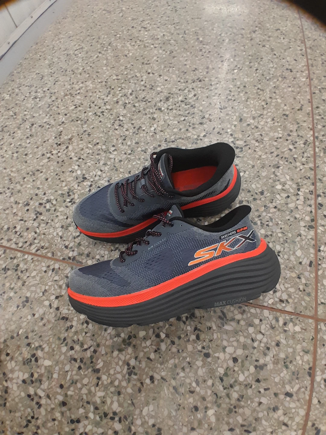 Skechers GOrun Max Cushion Running Shoes Men's Size 10