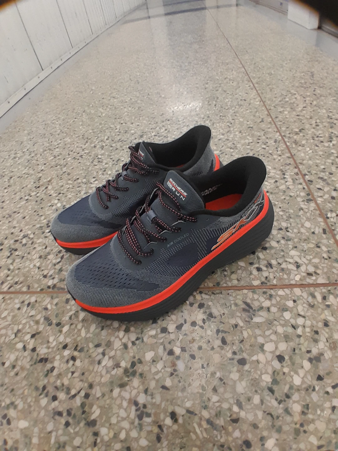 Skechers GOrun Max Cushion Running Shoes Men's Size 10 - photo 2