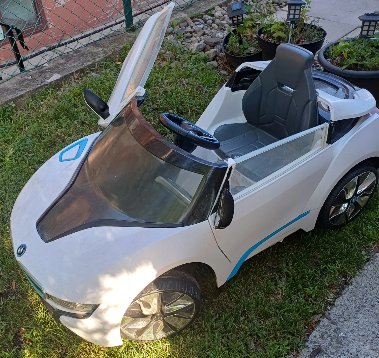 Free: BMW i8 Spyder Ride-On Toy Car, not working - photo 2