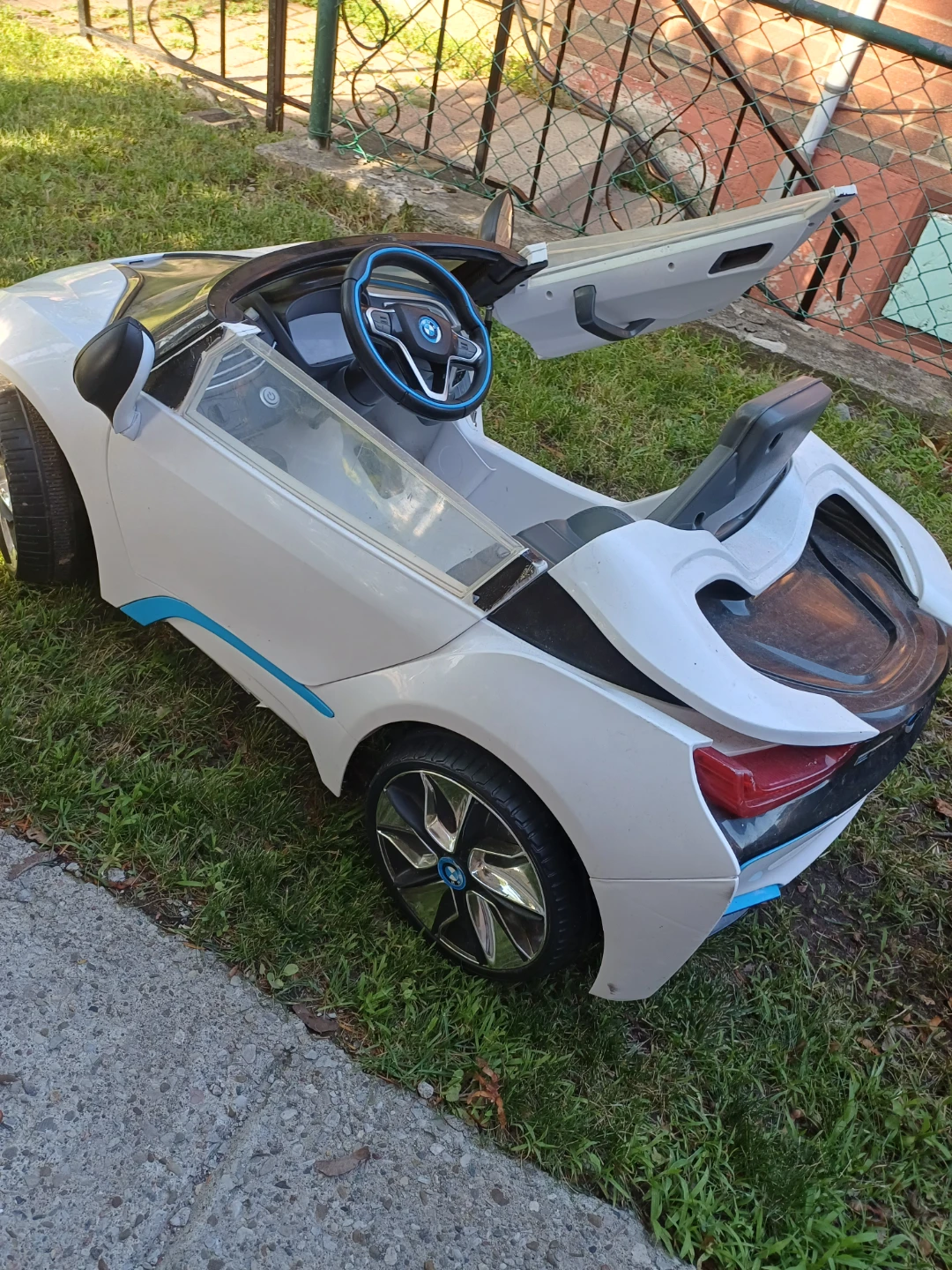Free: BMW i8 Spyder Ride-On Toy Car, not working - photo 3