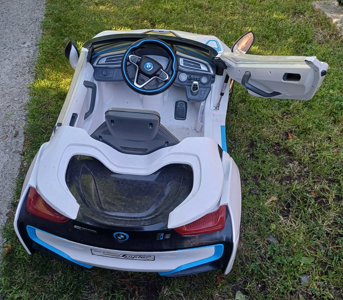 Free: BMW i8 Spyder Ride-On Toy Car, not working - photo 4
