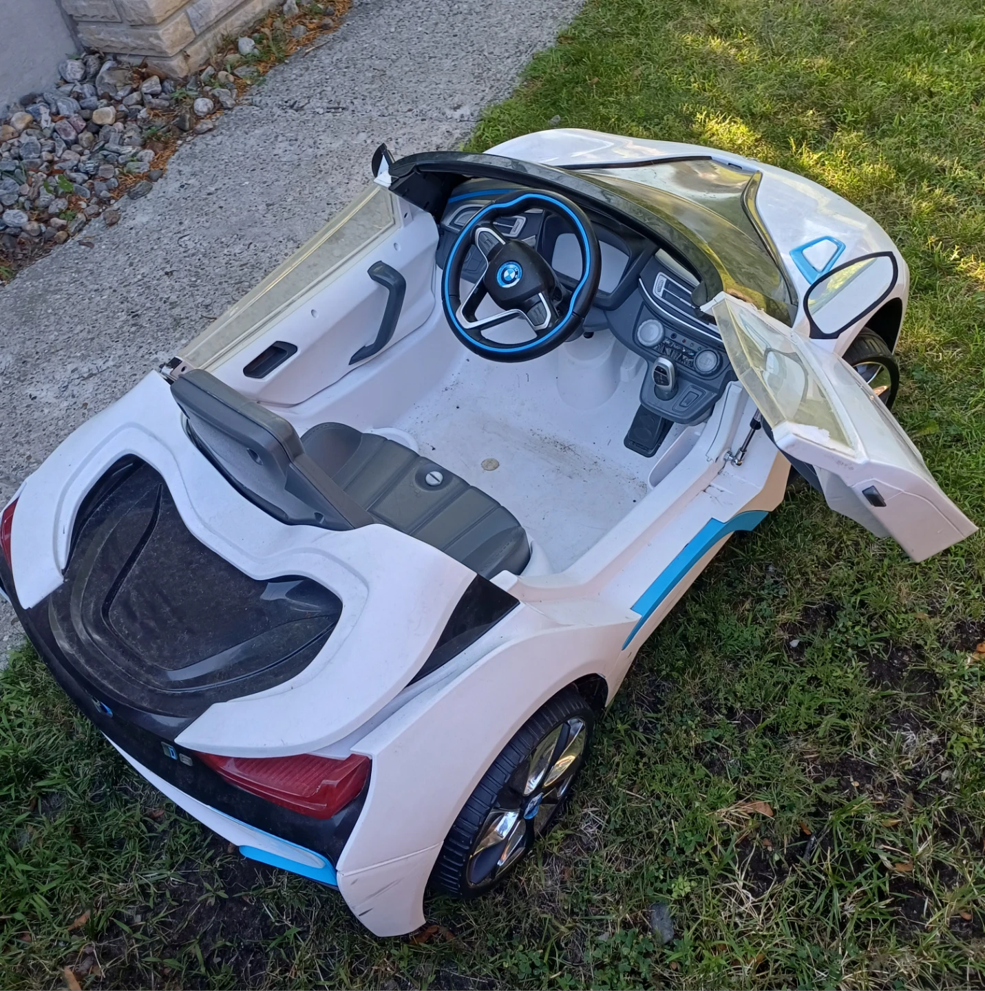 Free: BMW i8 Spyder Ride-On Toy Car, not working - photo 5