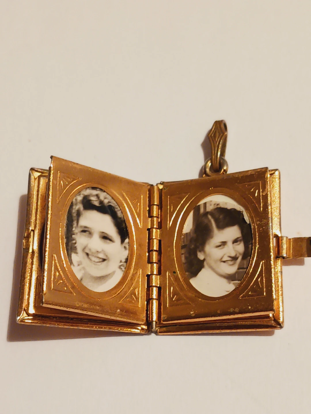 Antique Ornate Gold Tone Photo Locket Pendant