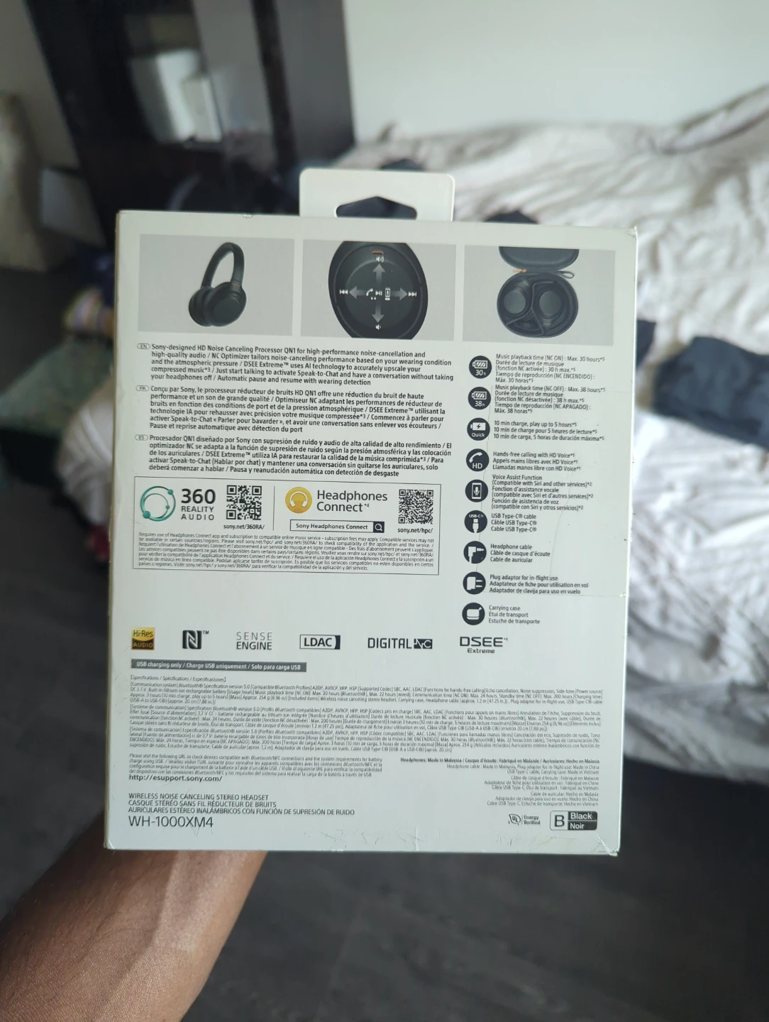 Sony 1000XM4 wireless headphones with carrying case - photo 2