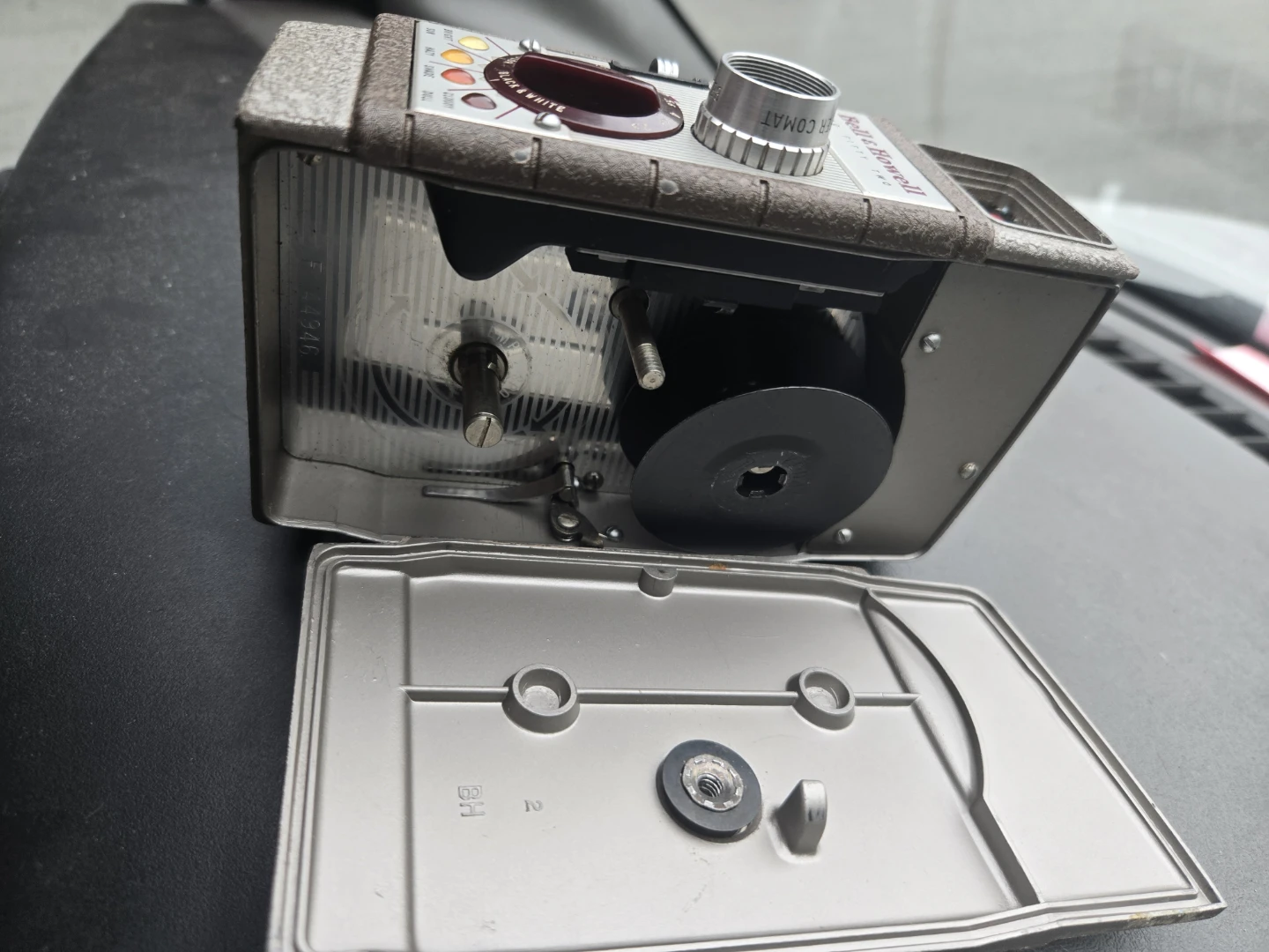 Vintage Bell & Howell  (252) 8mm Movie Camera - 1950s - photo 3