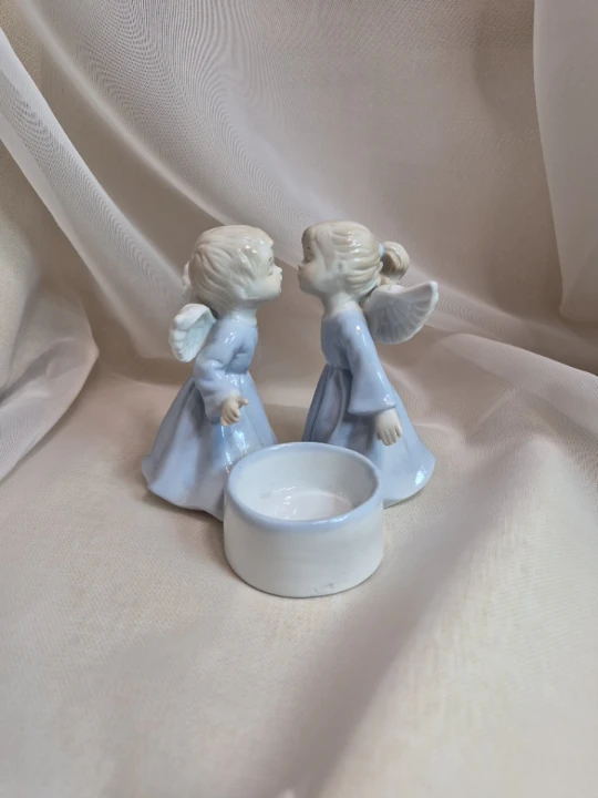 Beautiful 4 1/2" Tall Porcelain Kissing Angles Tealight Holder - photo 2