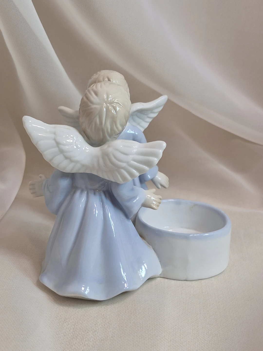 Beautiful 4 1/2" Tall Porcelain Kissing Angles Tealight Holder - photo 3