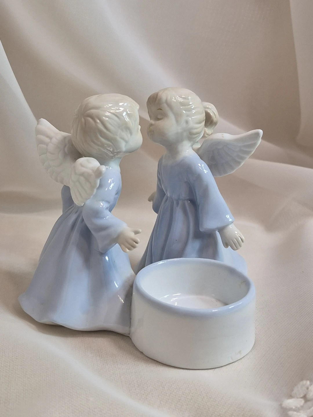 Beautiful 4 1/2" Tall Porcelain Kissing Angles Tealight Holder - photo 5