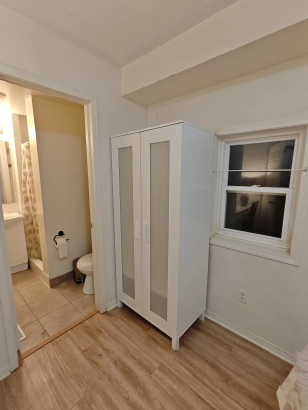 York Uni. 1 room with private washroom - photo 2