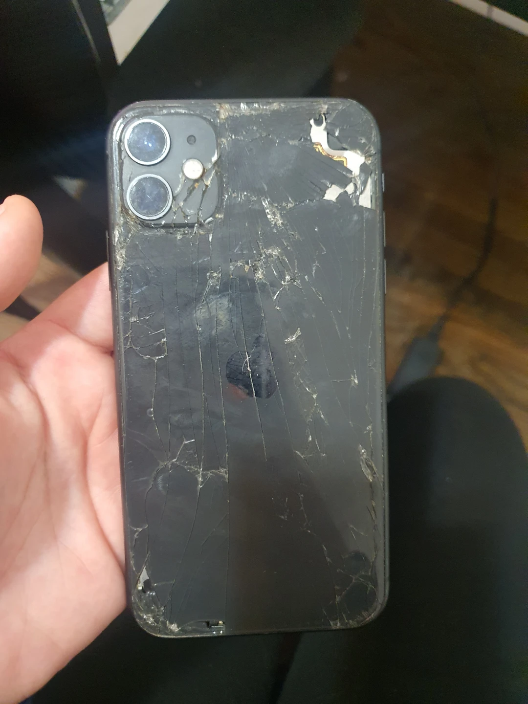 Cracked Apple iPhone 11 - photo 2