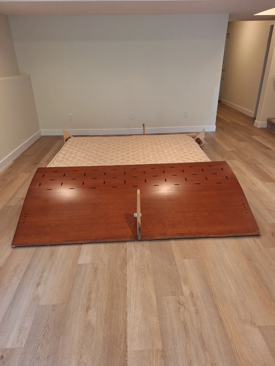🆓️ SIMMONS Beautyrest "The Do Not Disturb"Mattress and Bedframe.