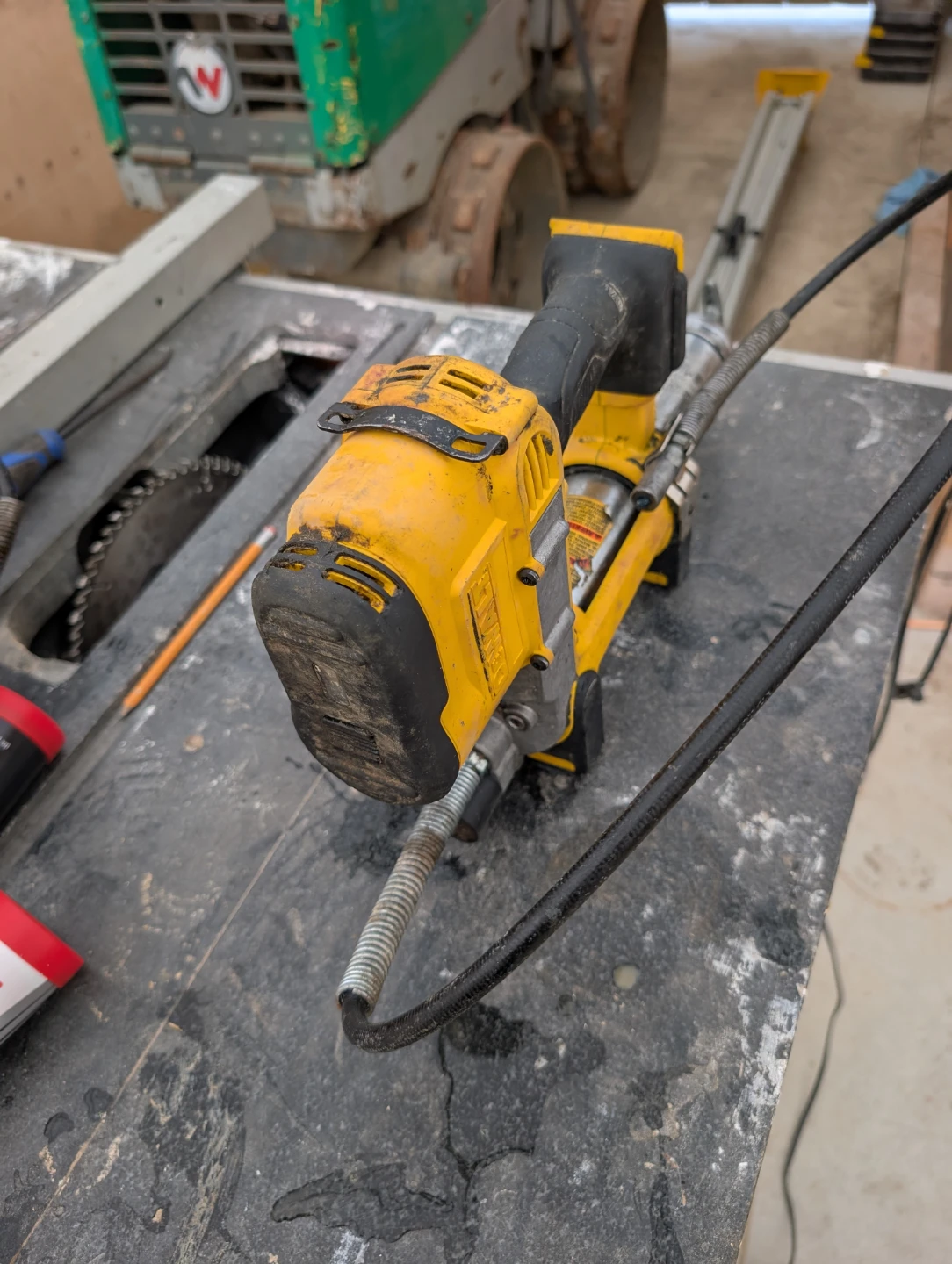 DeWalt 20V MAX Cordless Grease Gun - photo 3