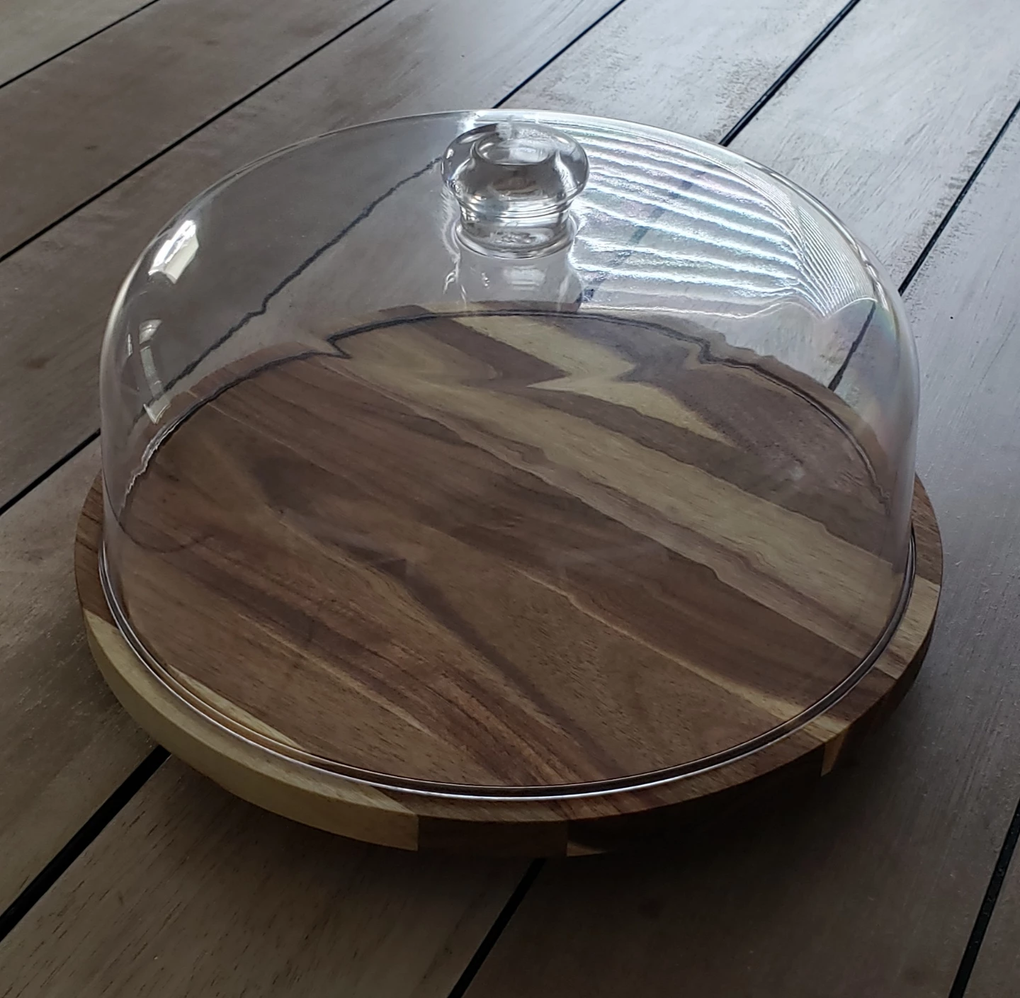 Round wood cake holder with lid