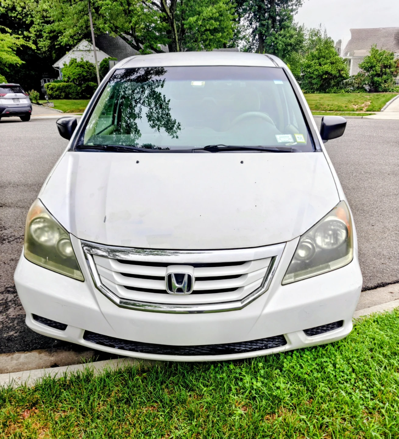 White Honda Odyssey Minivan