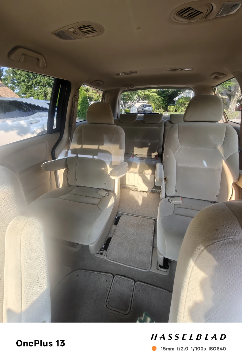 White Honda Odyssey Minivan - photo 3