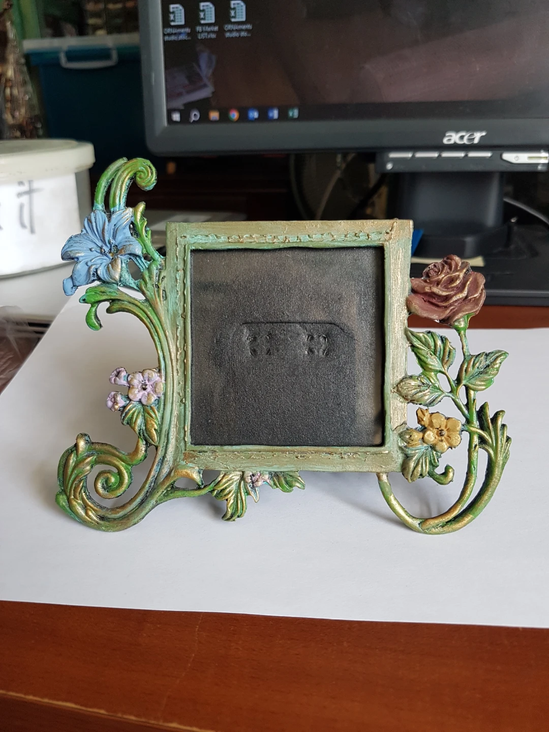 Decorative Photo Frame with Floral Accents - photo 2