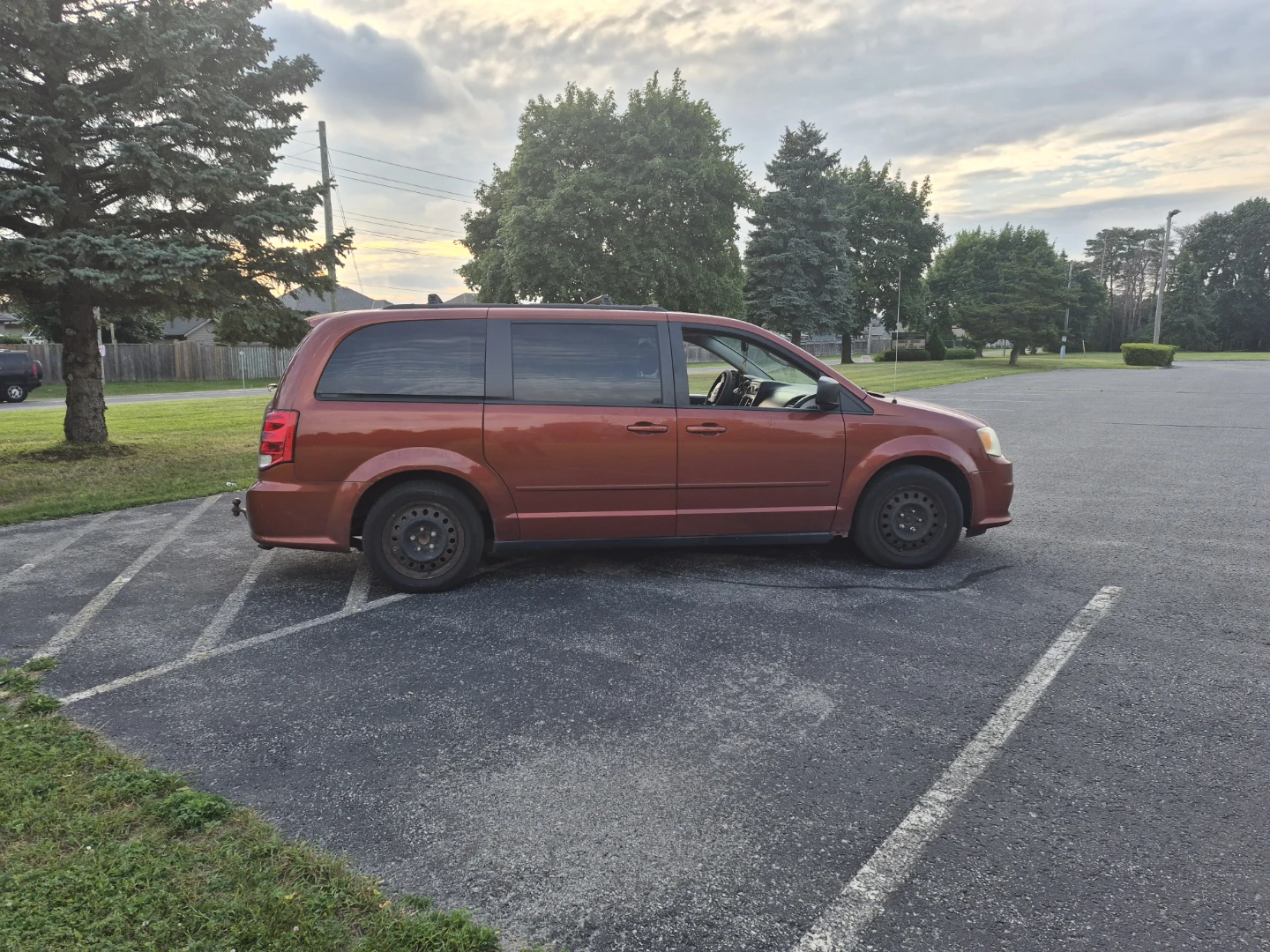 Dodge Grand Caravan Minivan - Orange - photo 2