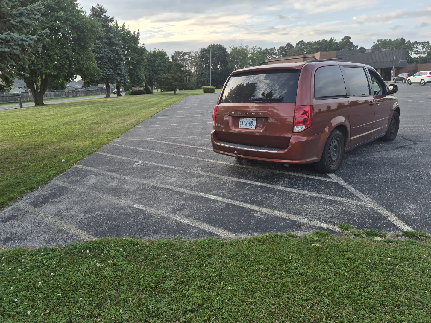 Dodge Grand Caravan Minivan - Orange - photo 3