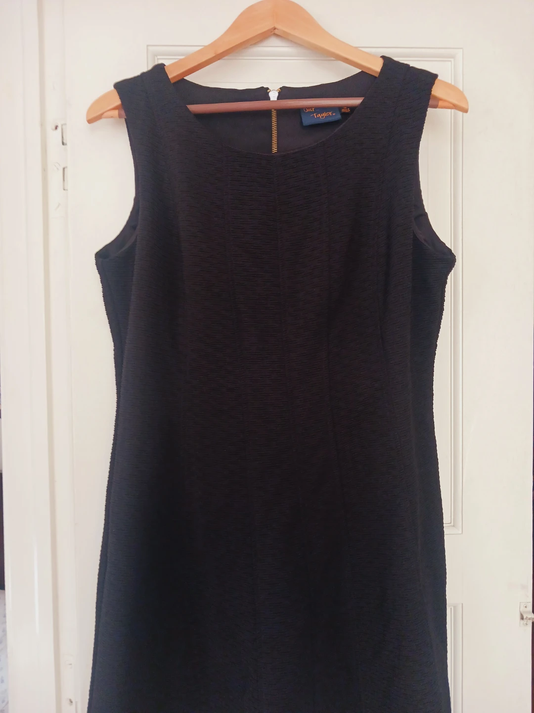 Beautiful Black sleeveless dress. Size 14. - photo 2