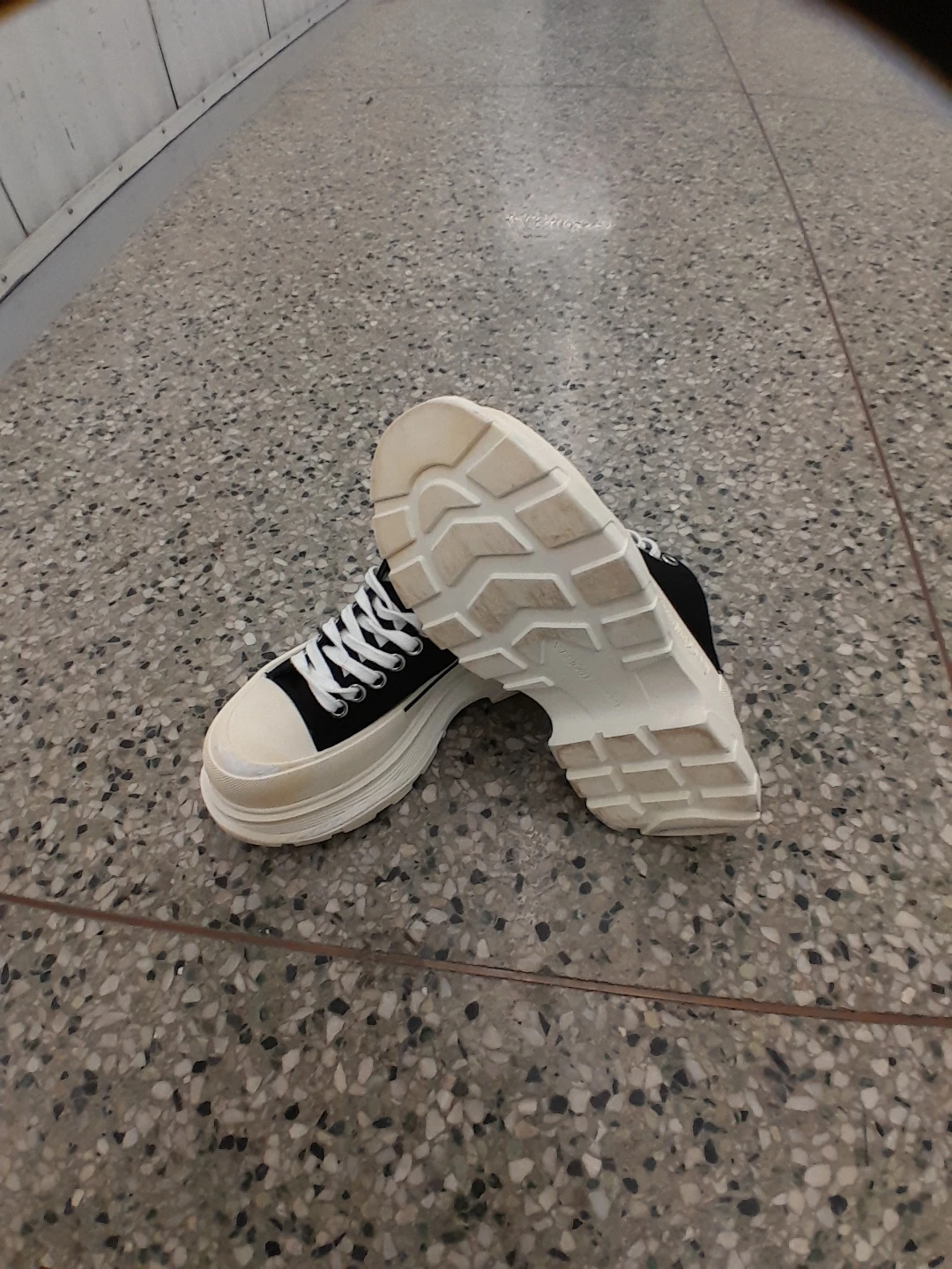 Alexander McQueen Sneaker Women's Size EU 37 or US/CA Size 6.5 - photo 2
