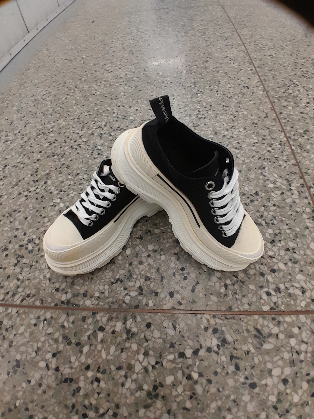 Alexander McQueen Sneaker Women's Size EU 37 or US/CA Size 6.5 - photo 4