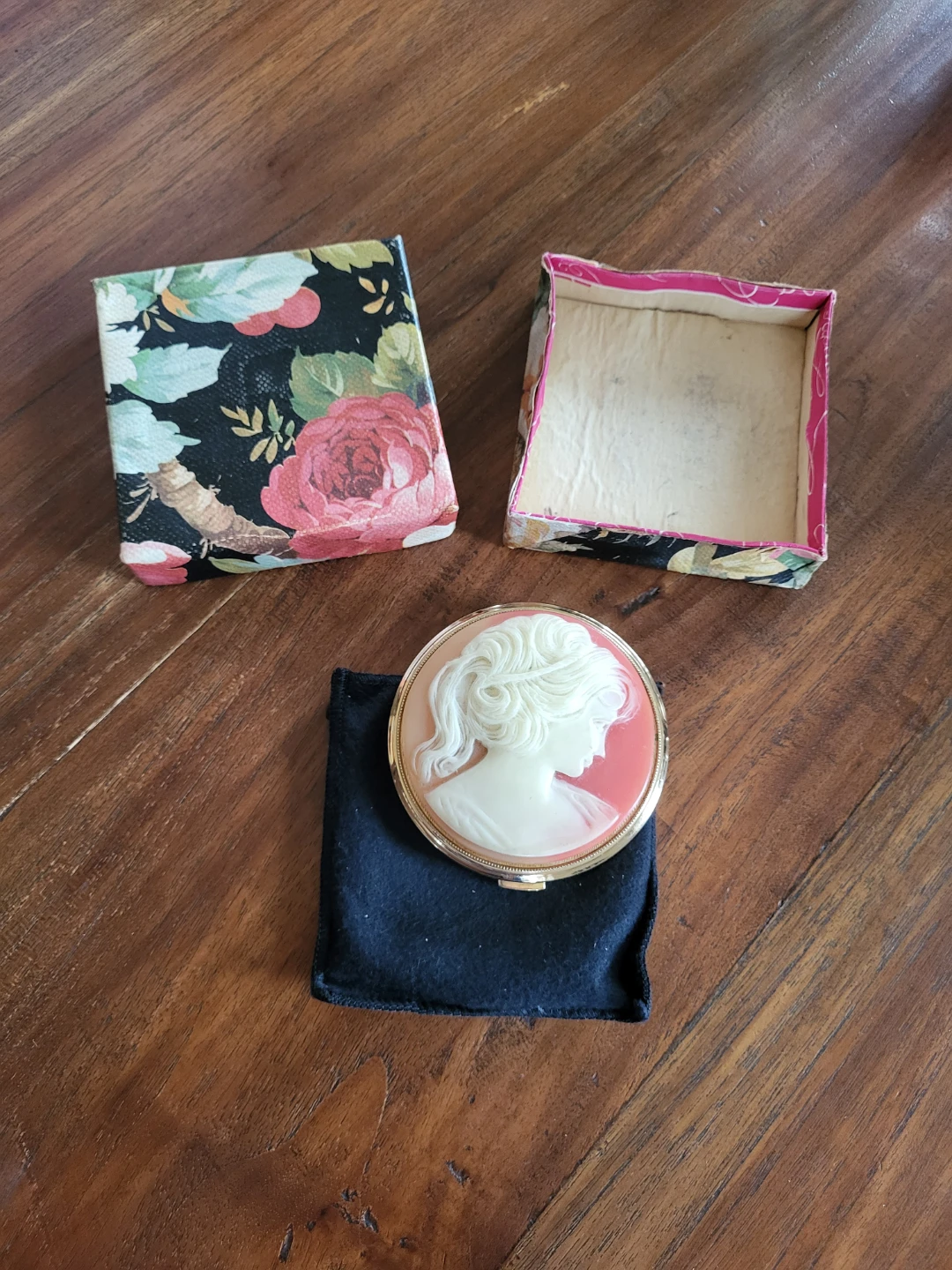 Rare Vintage 1950th Melissa Cameo Powder Box Compact