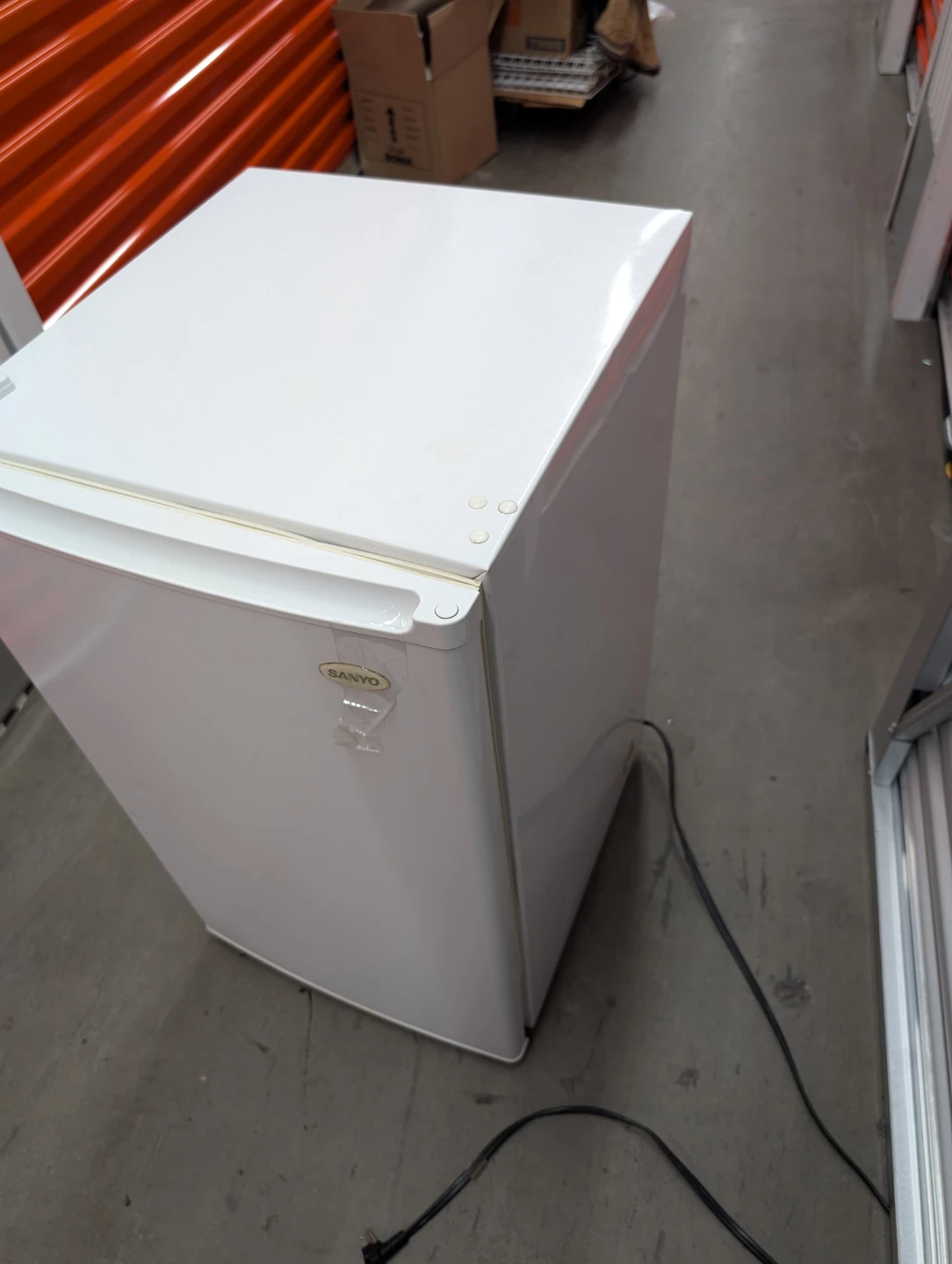 Sanyo White Mini Fridge - photo 2
