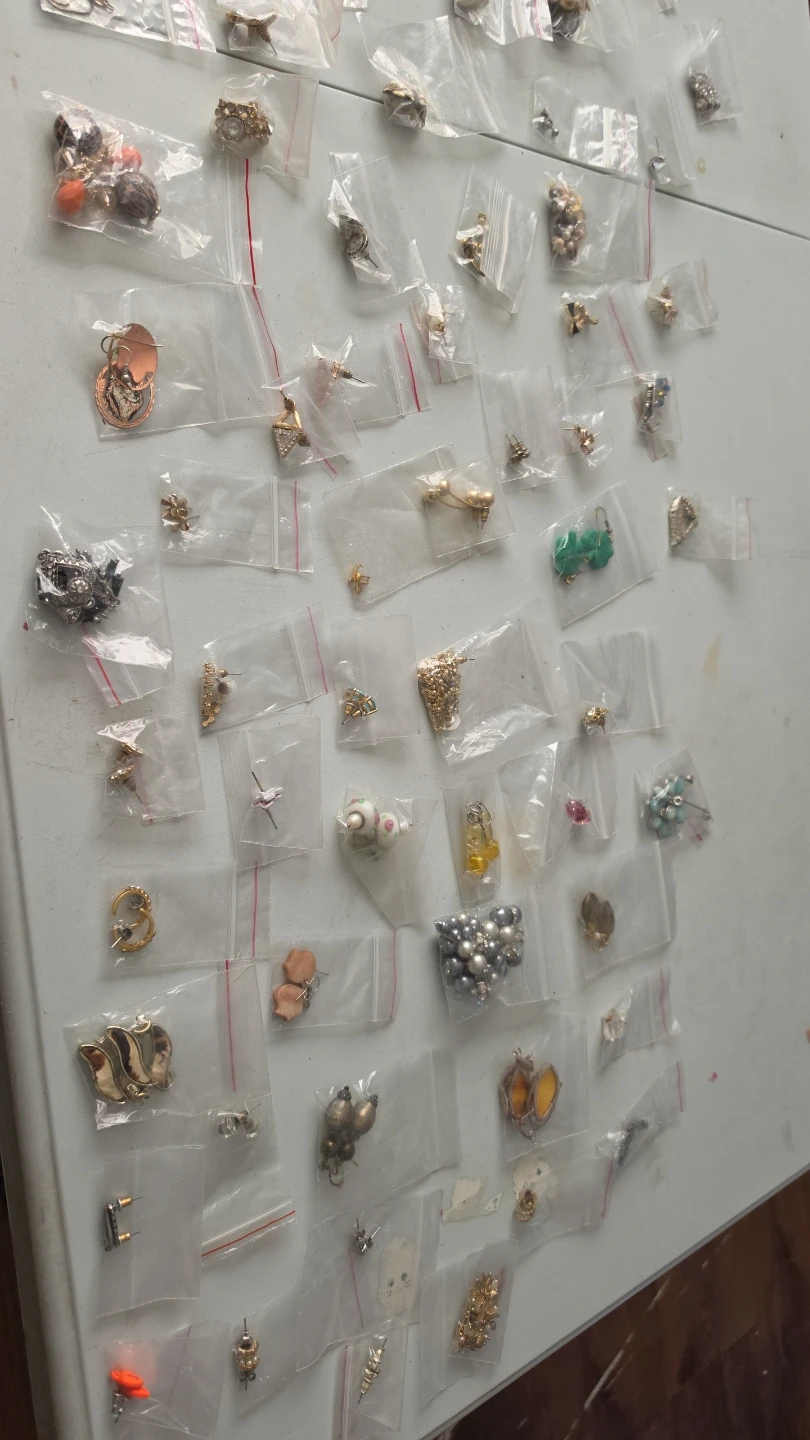 Assorted lot of jewellery charms and pendants - photo 3