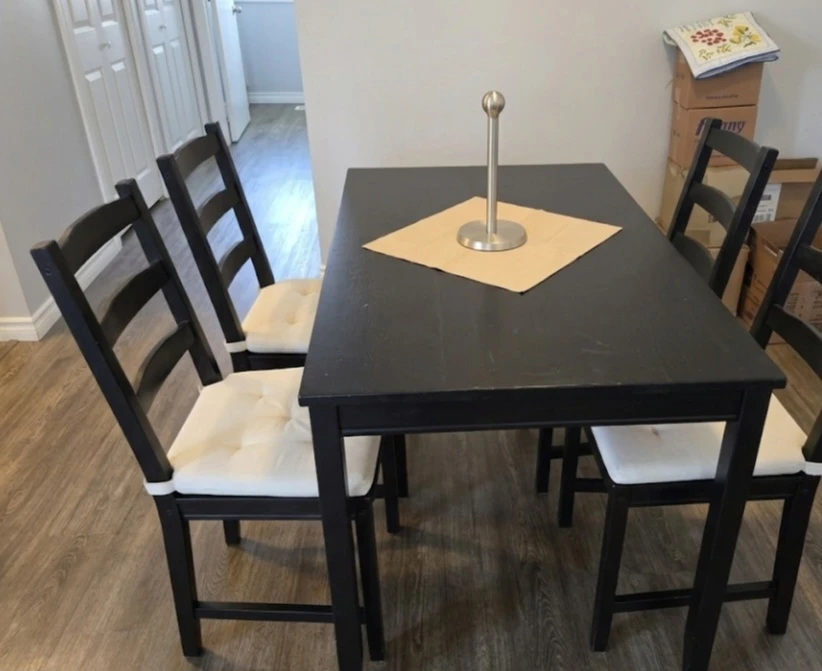 Dining Table with 4 Chairs & Cushions Included – Great Condition - photo 2