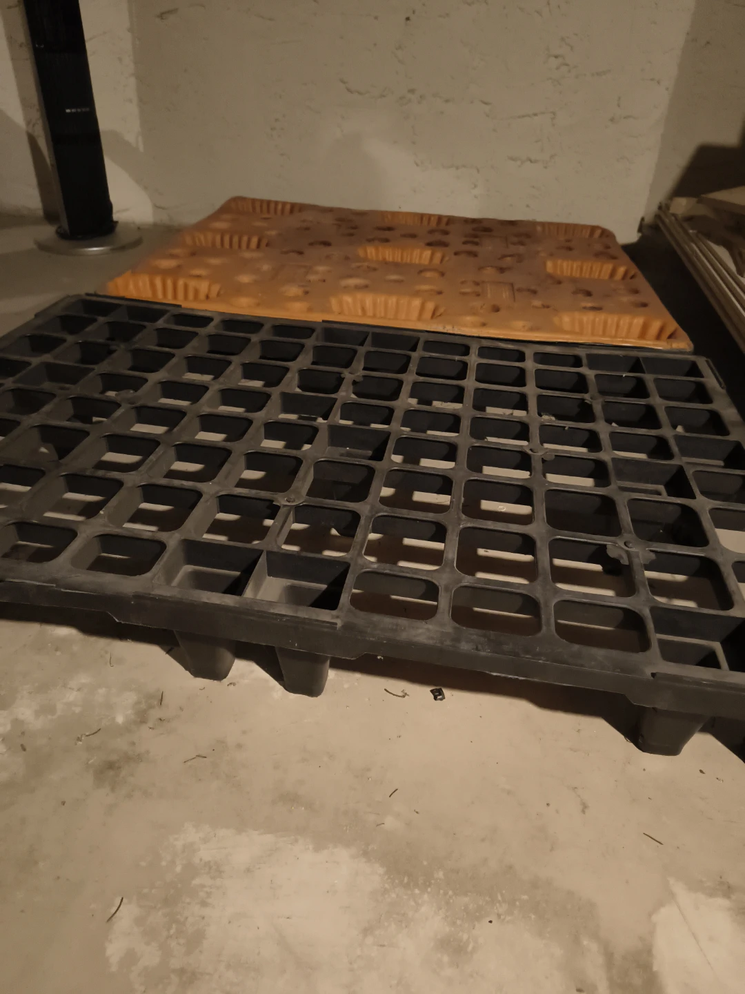 Blue Plastic Pallets + two others (and drywall) - photo 3