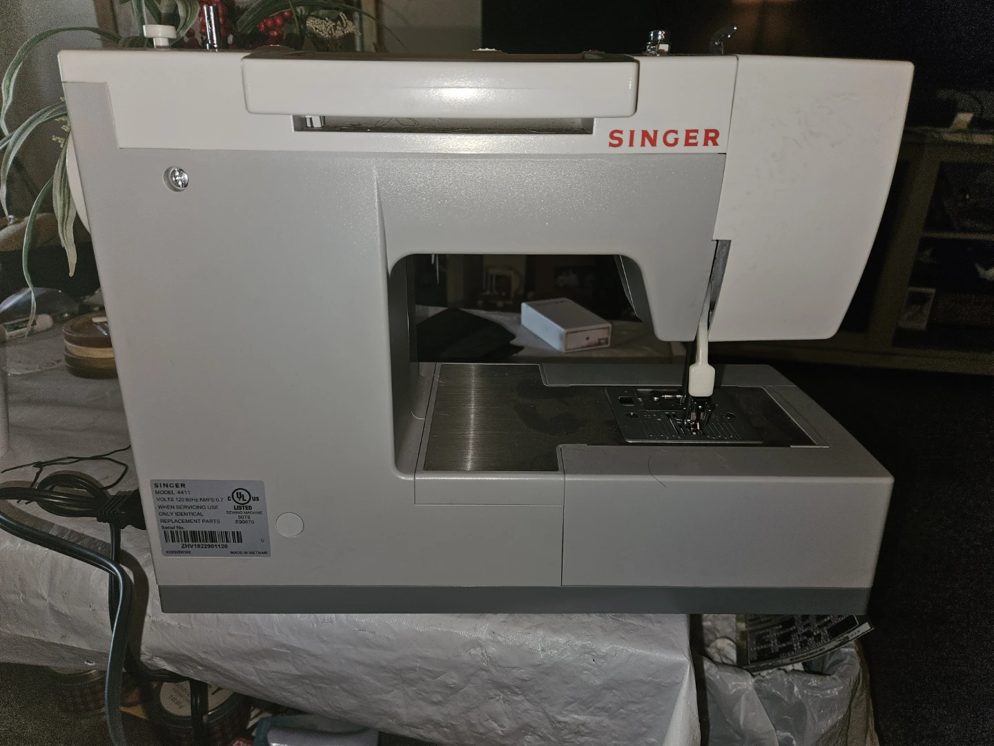 Singer Sewing Machine - photo 3