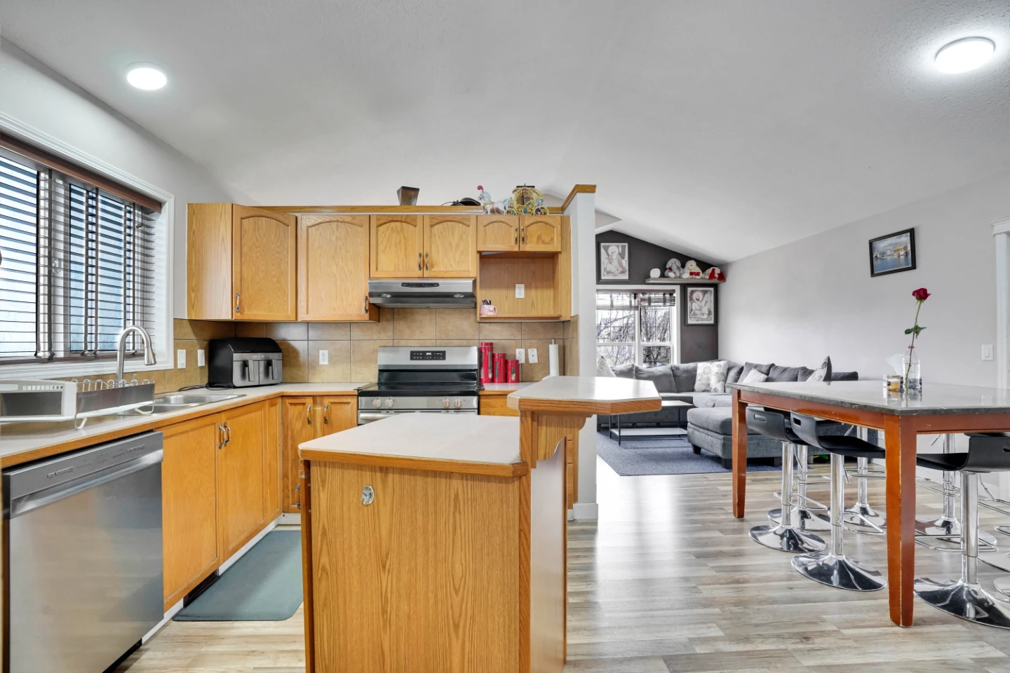 4 Beds 2 Baths - House - photo 4