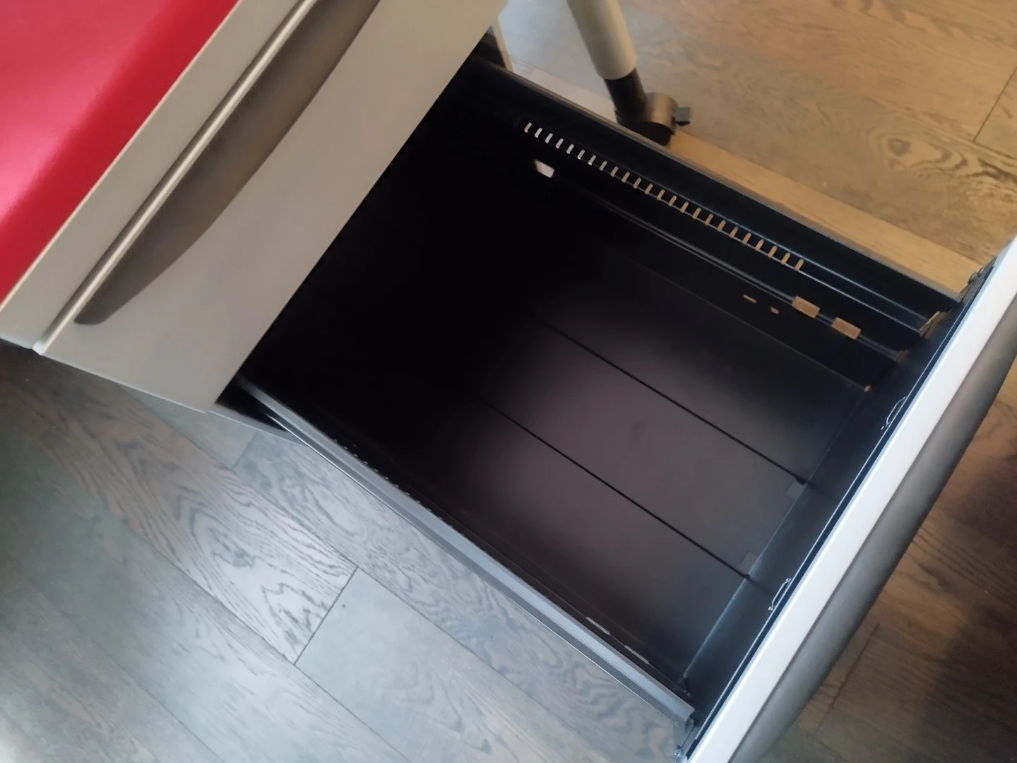 Kidney-shaped Haworth desk with rolling file cabinet - photo 5