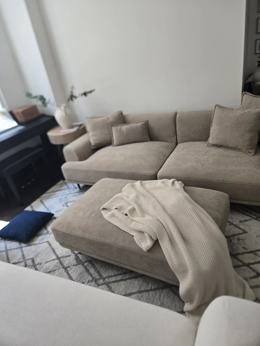 Warehouse sale brand new Sectional Sofa with Ottoman - photo 2