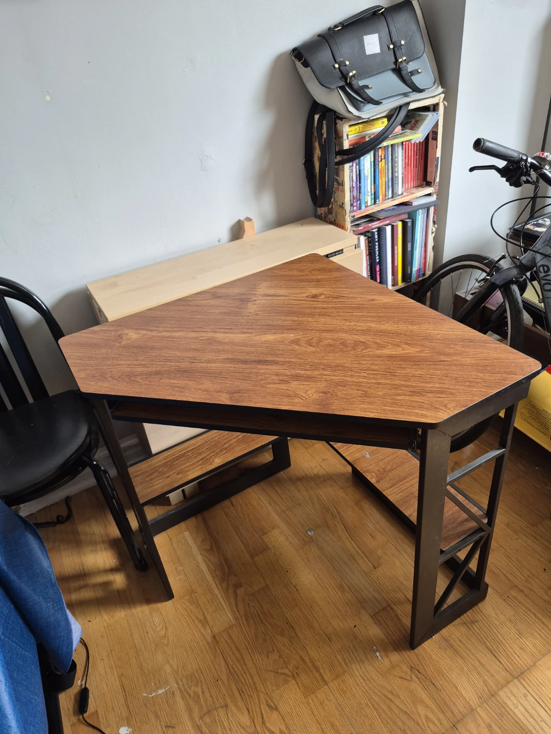 Small corner computer desk