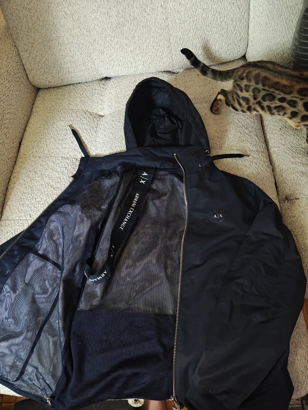 Awesome Armani men's jacket large. worn once.! - photo 3