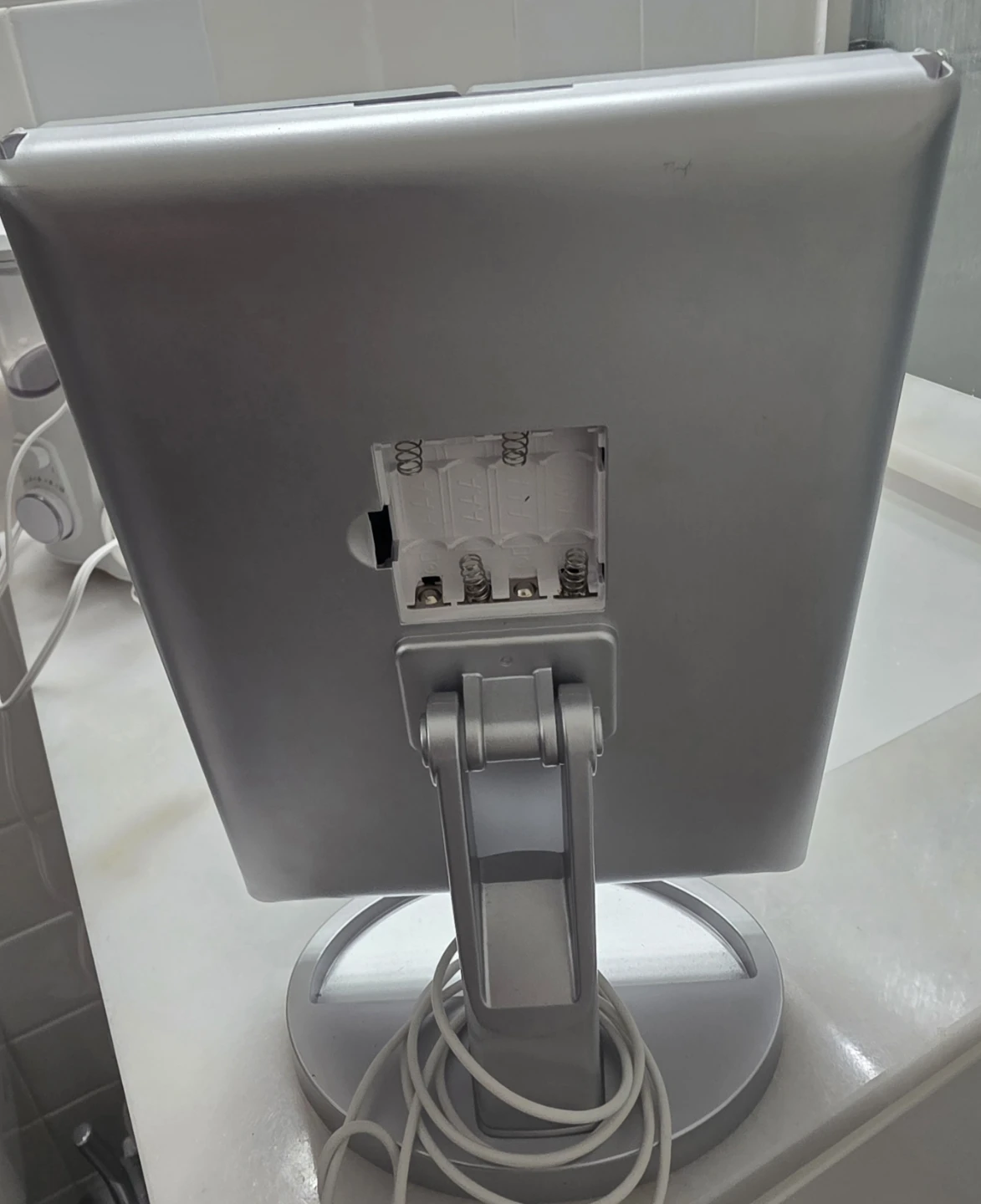 Tri-fold LED Makeup Mirror - photo 3