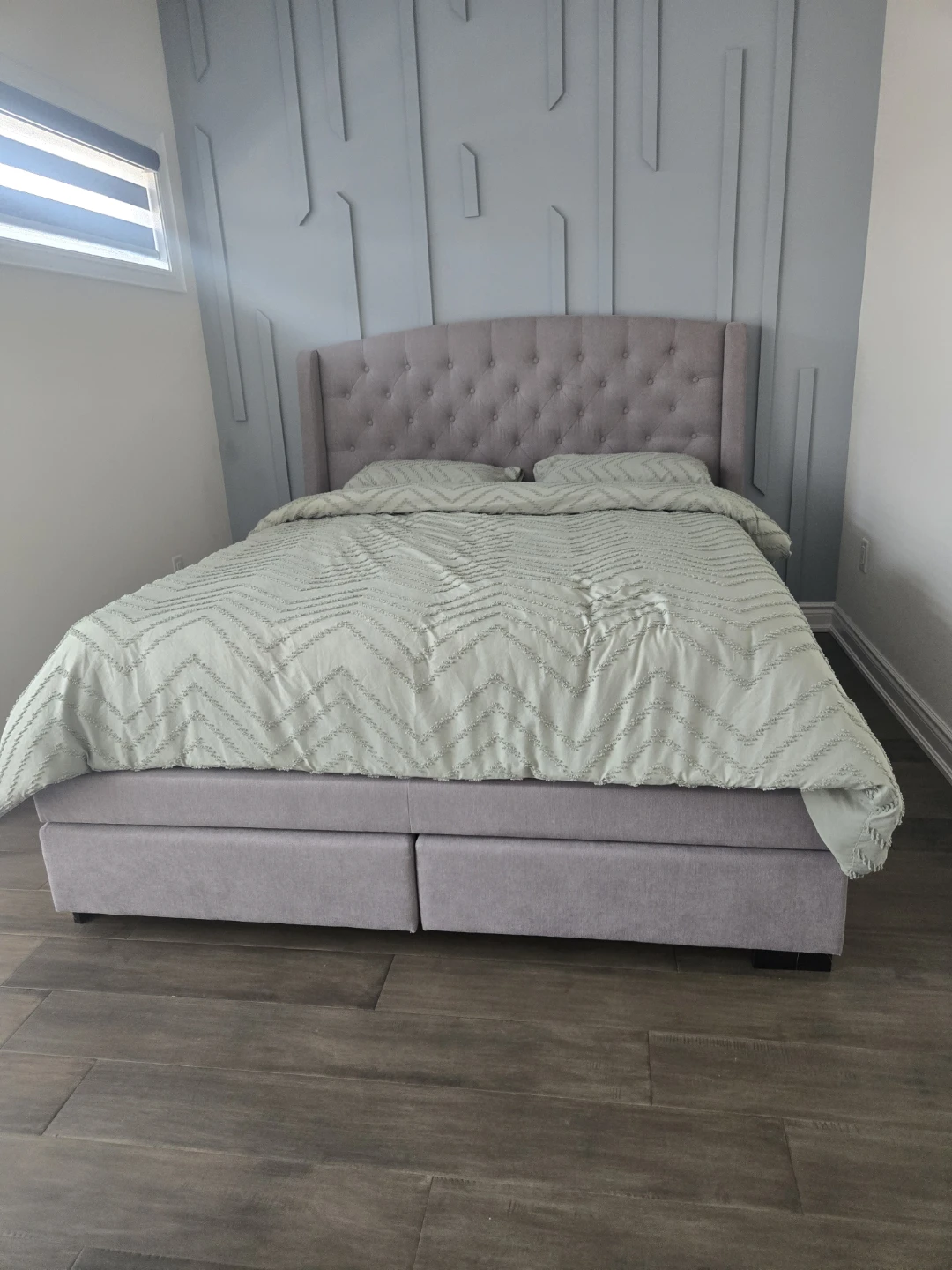 Grey Tufted Wingback Queen Bed with  Drawers & mattress