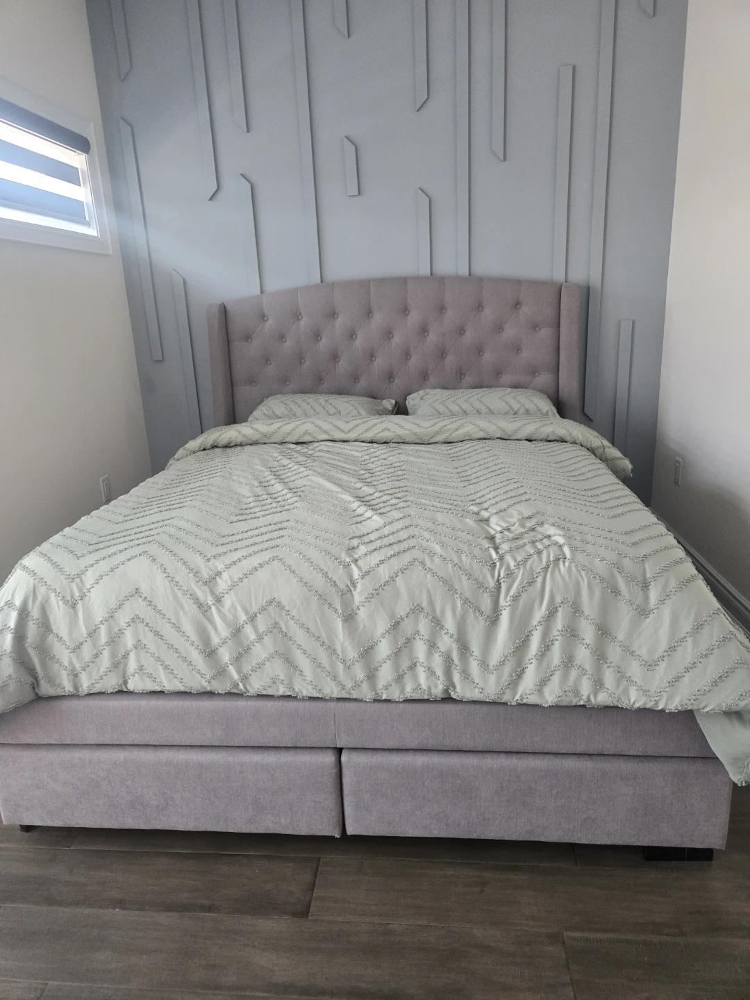 Grey Tufted Wingback Queen Bed with  Drawers & mattress - photo 2