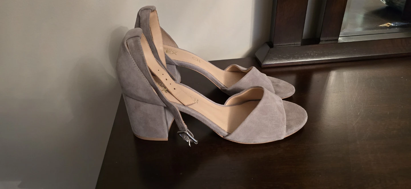 Le Château FLEX Grey Suede Block Heel Sandals - photo 2